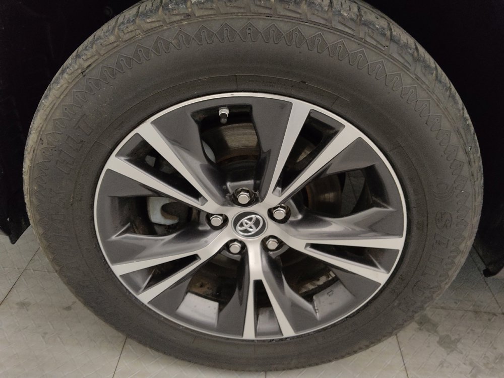 Used 2017 Toyota Highlander LE image 31