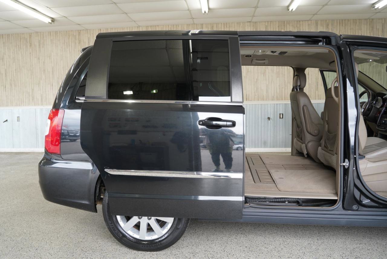 Used 2016 Chrysler Town & Country Touring FWD image 33