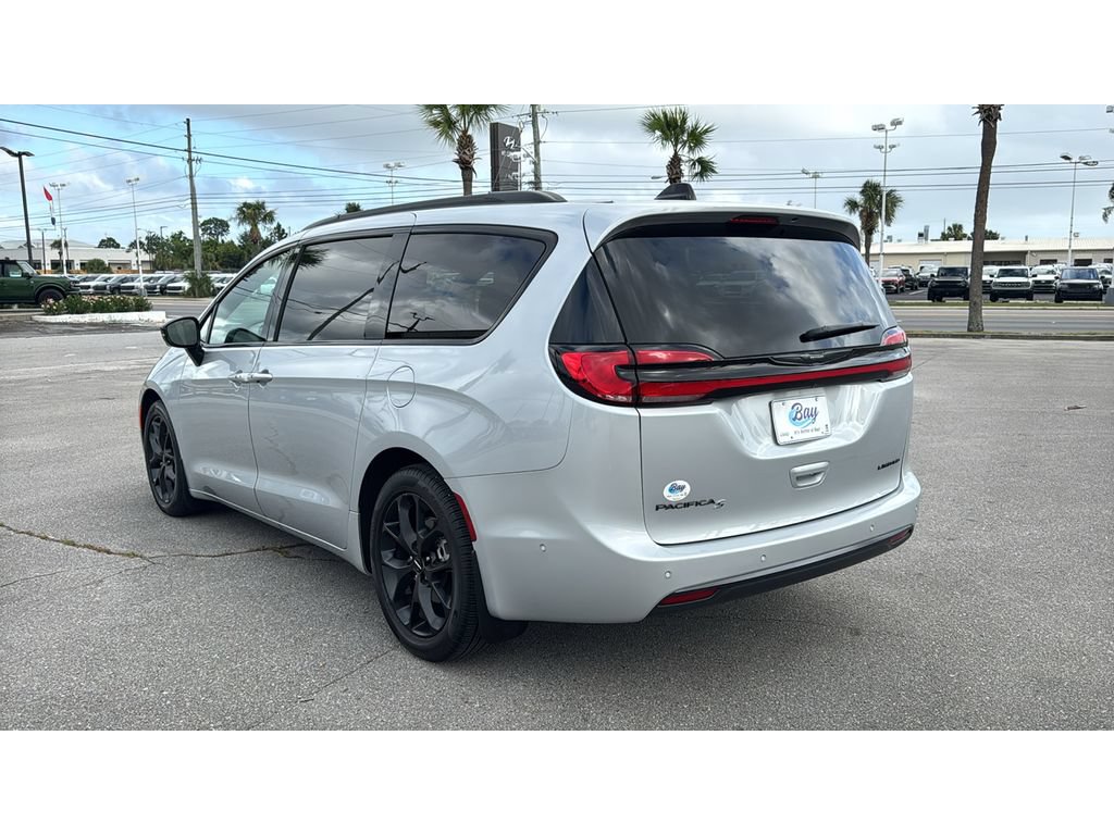 Used 2023 Chrysler Pacifica Limited w/ Uconnect Theater Family Group FWD image 3