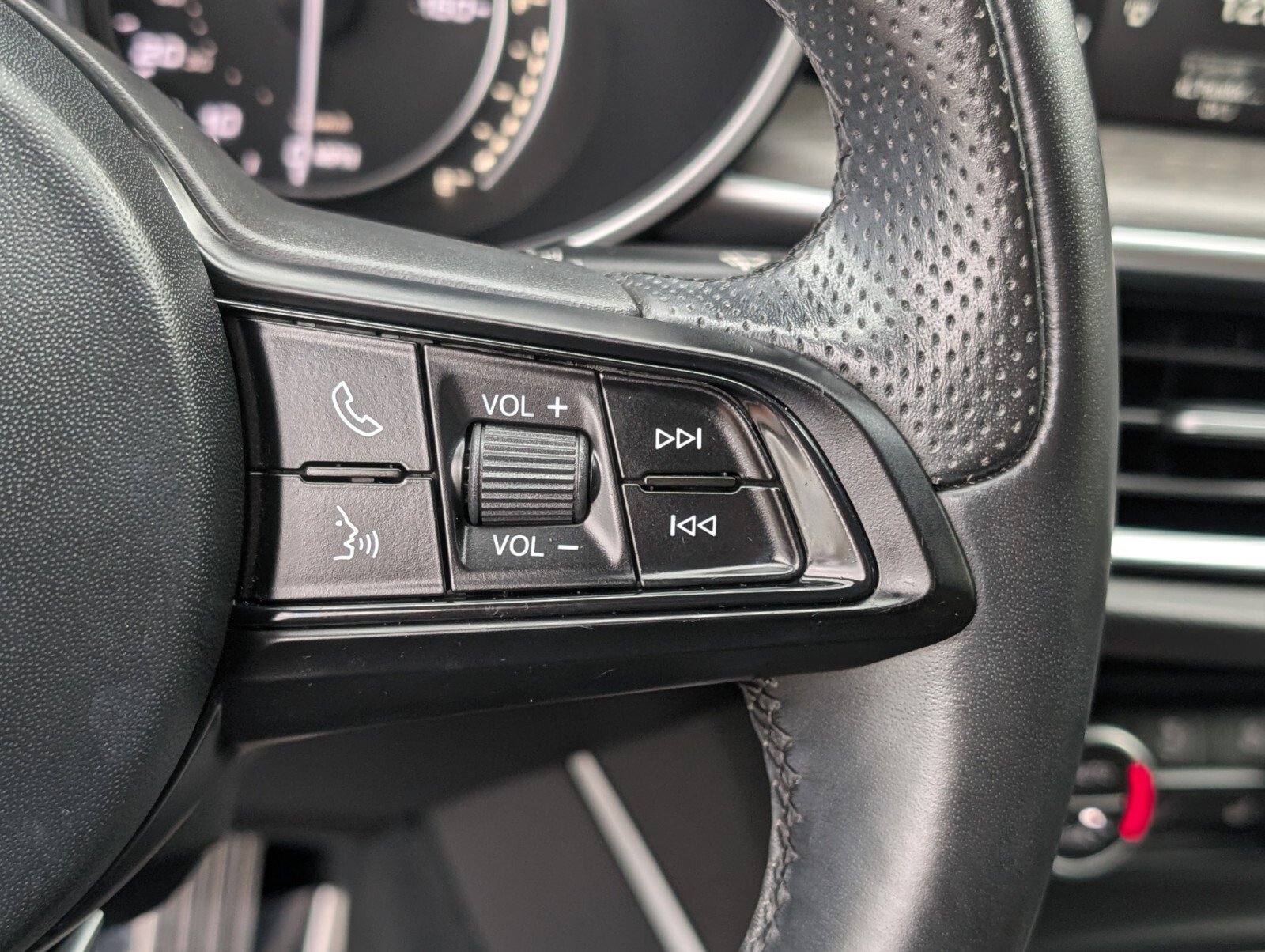 Used 2023 Alfa Romeo Stelvio Ti image 34