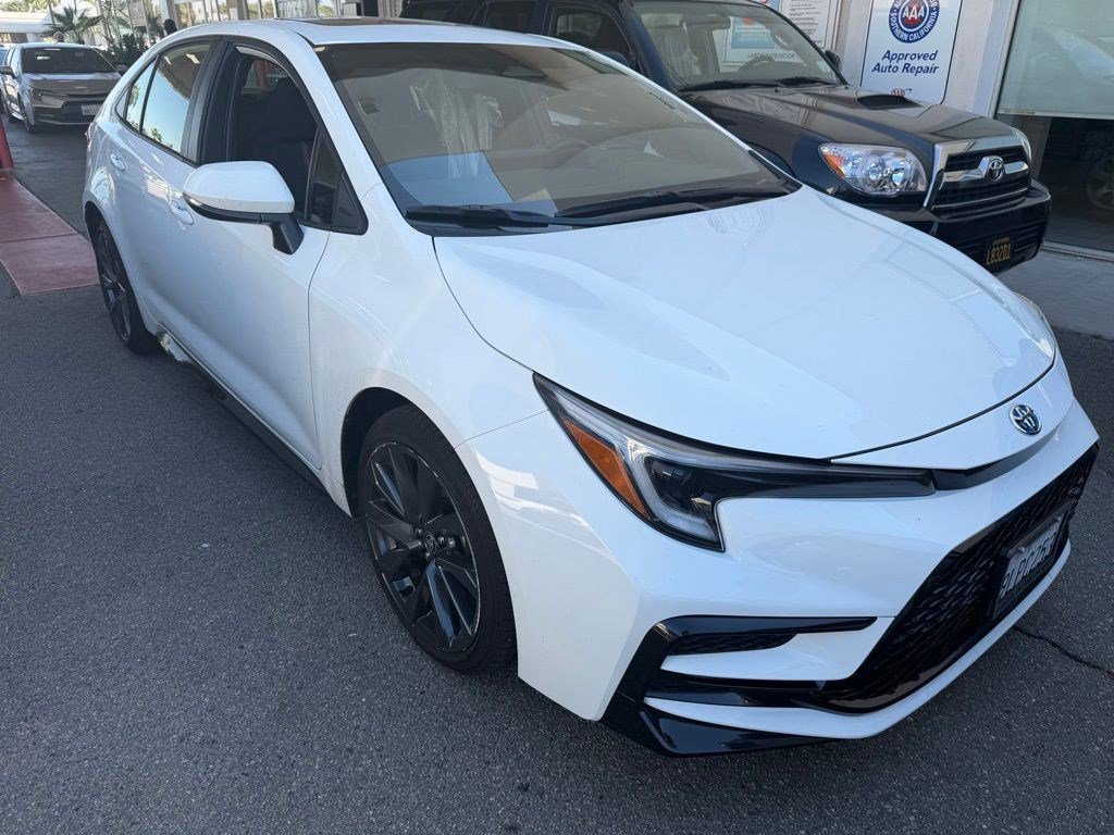 Certified 2024 Toyota Corolla SE w/ SE Package image 4