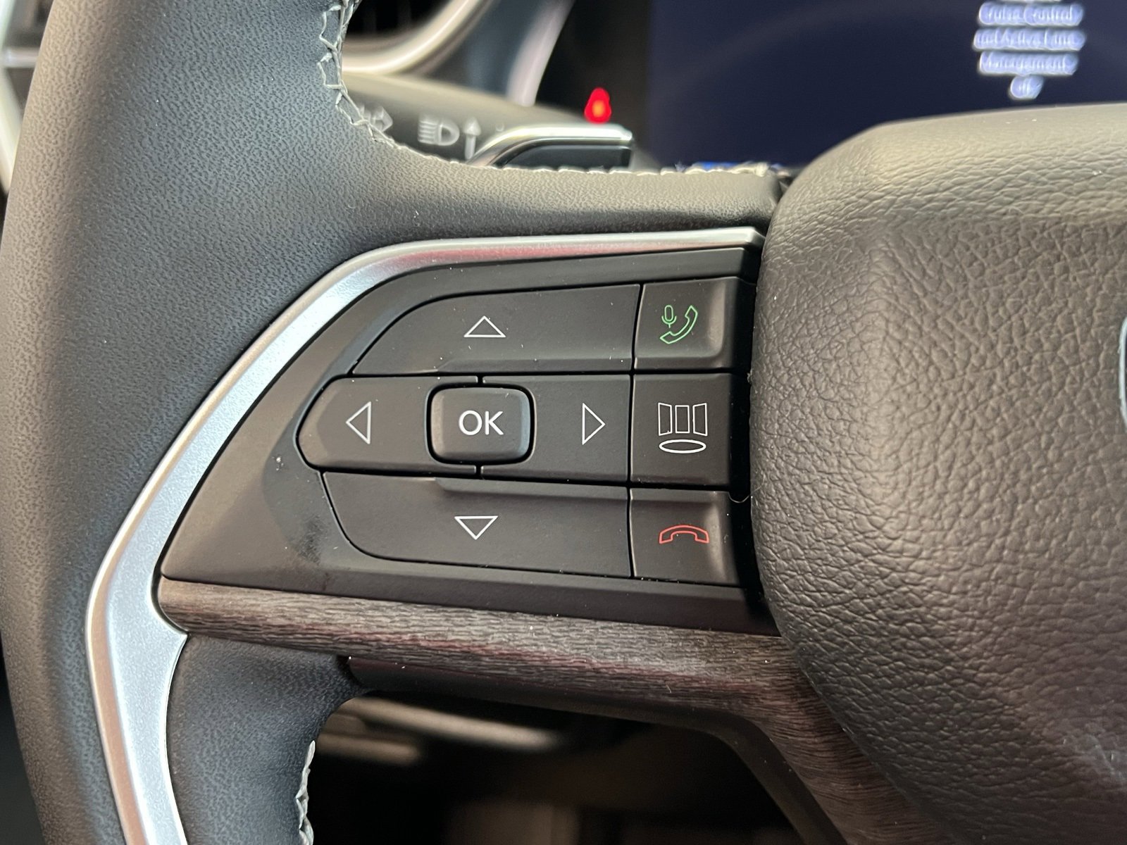 Used 2024 Jeep Grand Cherokee L Limited w/ Black Appearance Package image 16