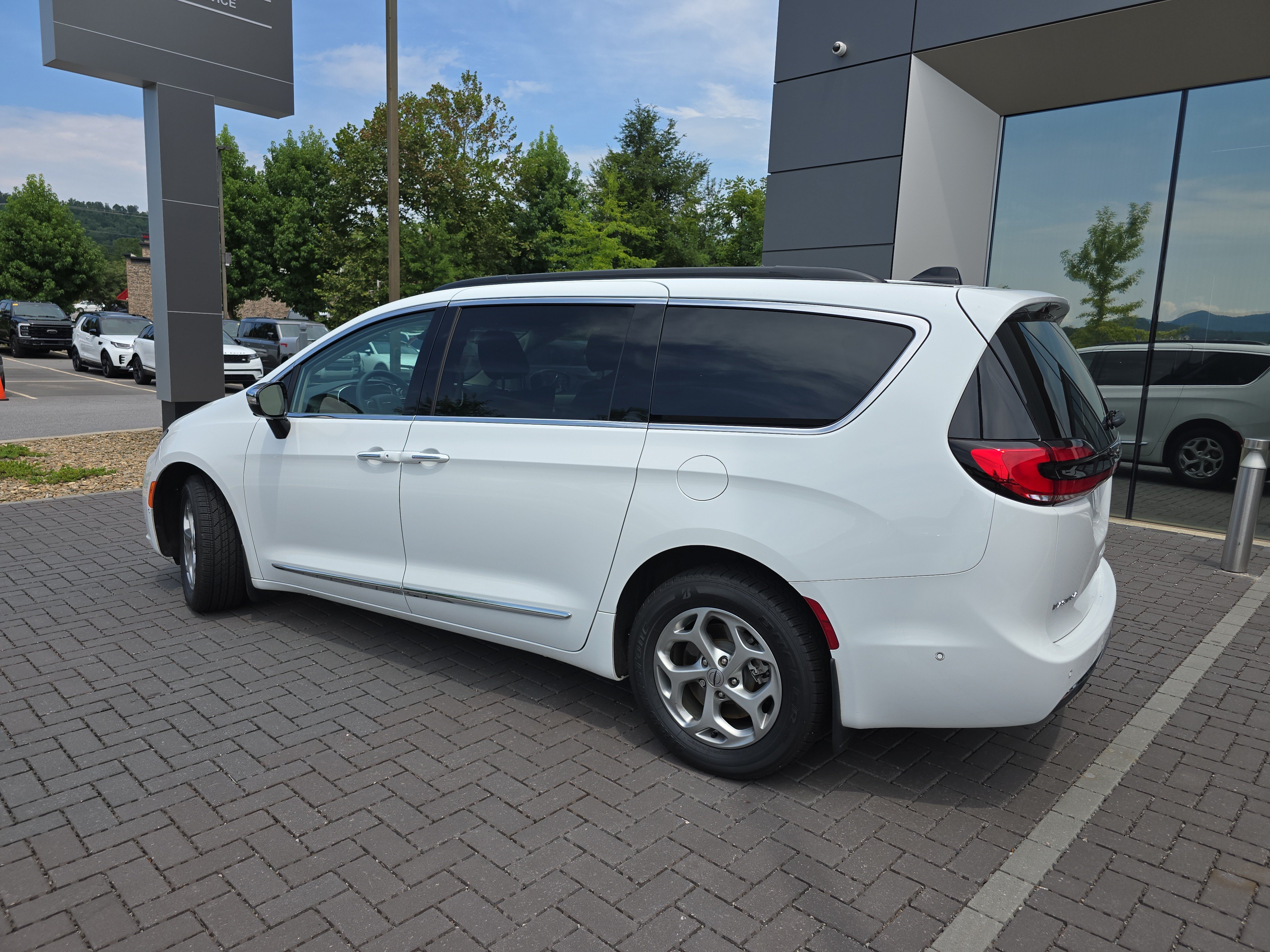 Used 2023 Chrysler Pacifica Limited w/ Uconnect Theater Family Group AWD/4WD image 7