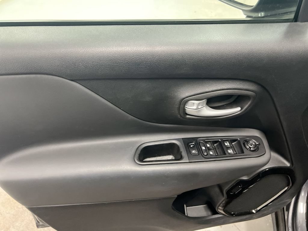 Used 2023 Jeep Renegade Altitude AWD/4WD image 21