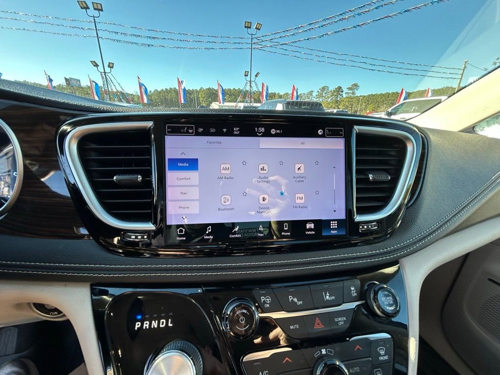 Used 2022 Chrysler Pacifica Limited w/ Uconnect Theater Family Group image 42