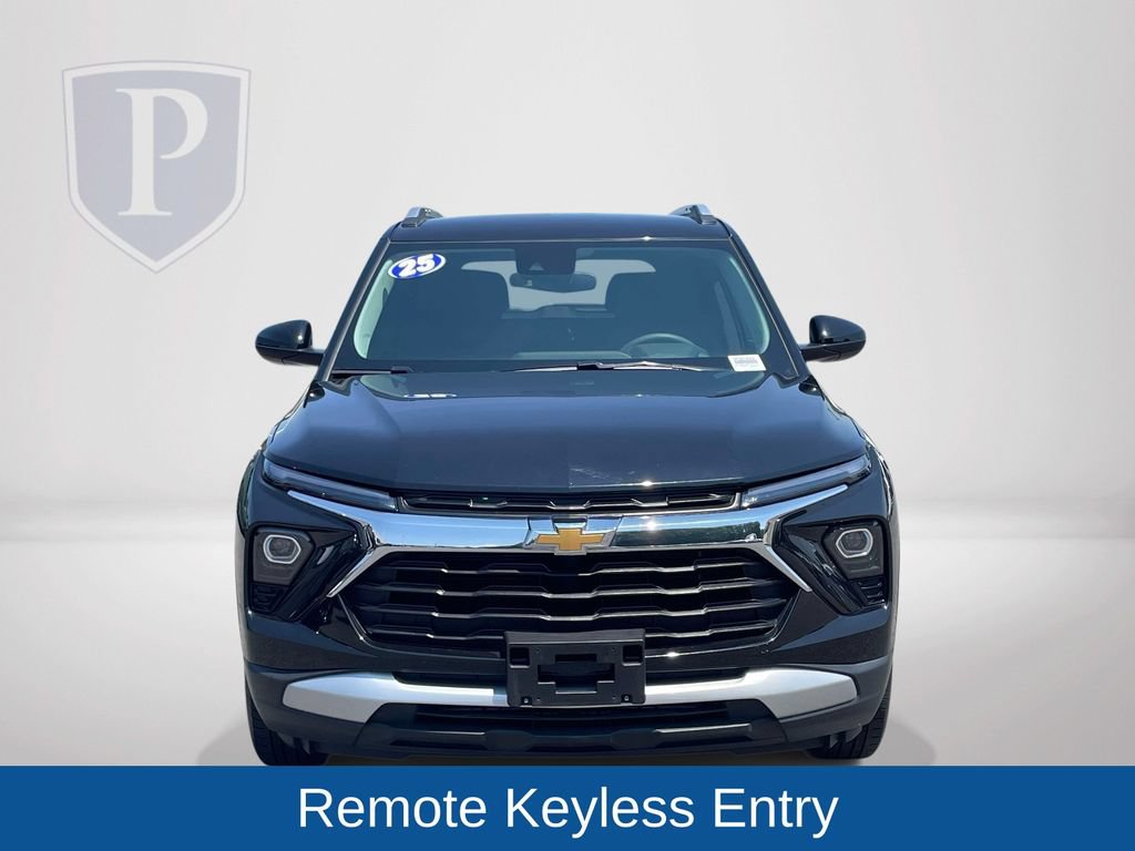 Used 2025 Chevrolet TrailBlazer LT AWD/4WD image 3