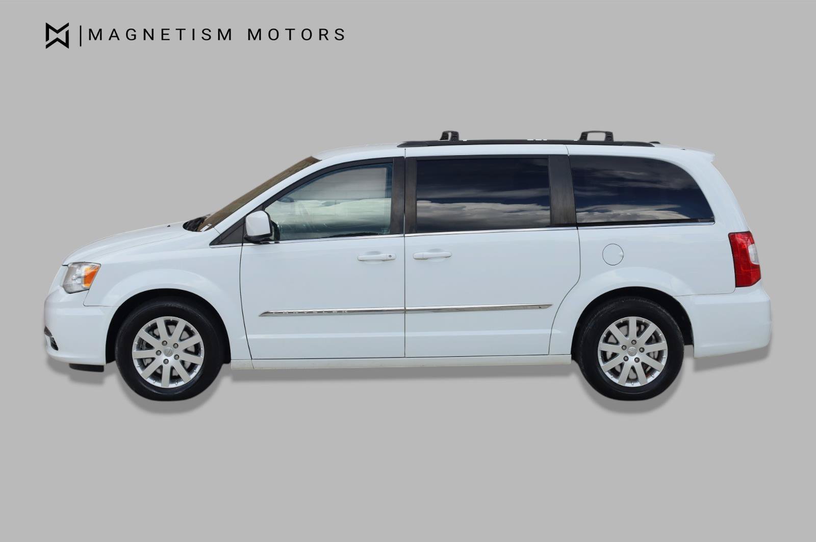 Used 2014 Chrysler Town & Country Touring FWD image 2
