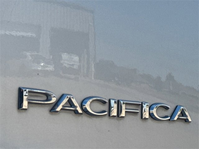 Used 2023 Chrysler Pacifica Touring-L image 19