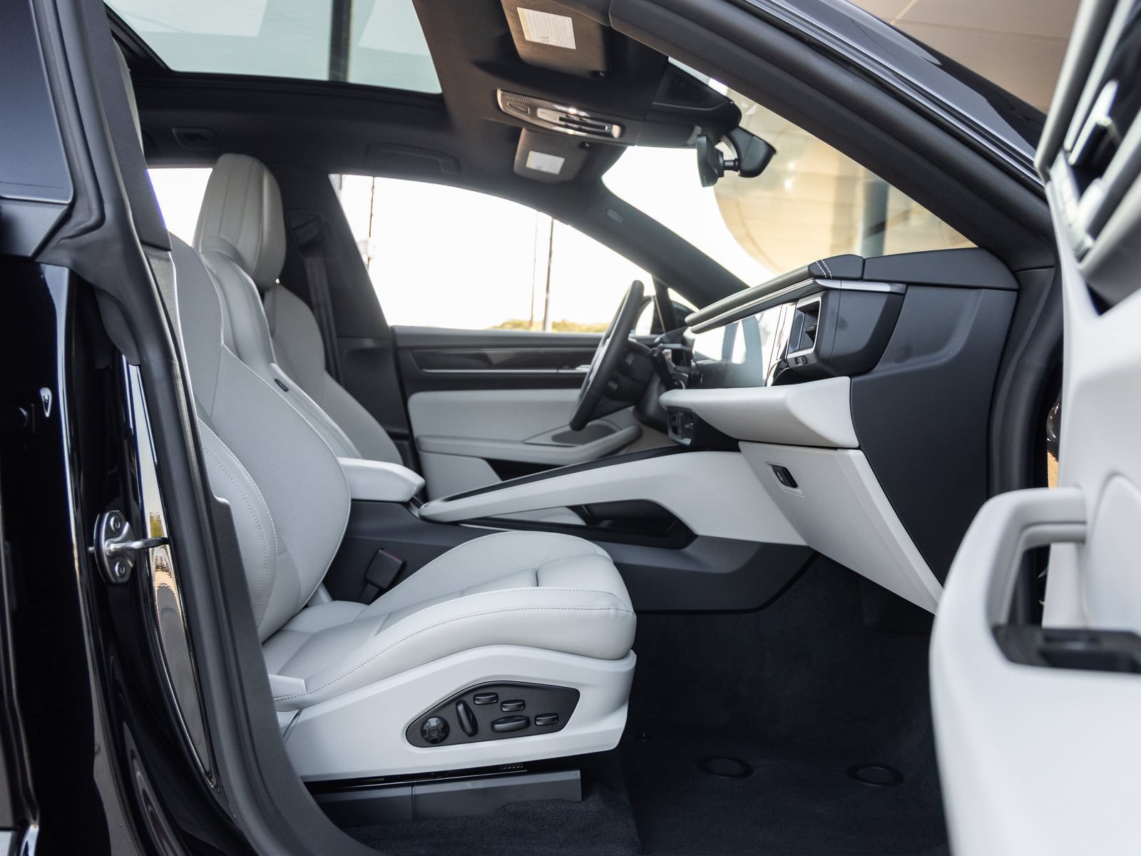 Used 2025 Porsche Macan 4 Electric AWD/4WD image 43