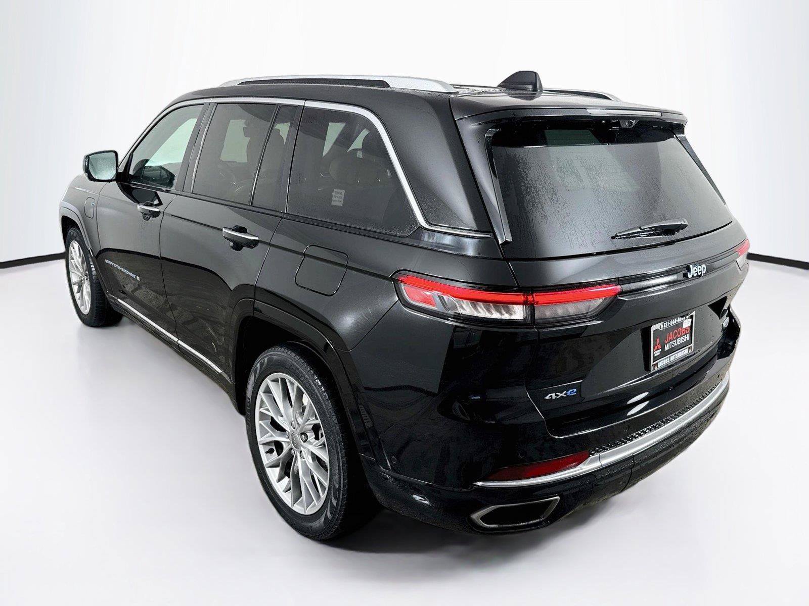 Used 2023 Jeep Grand Cherokee Summit w/ Advanced Protech Group IV AWD/4WD image 3
