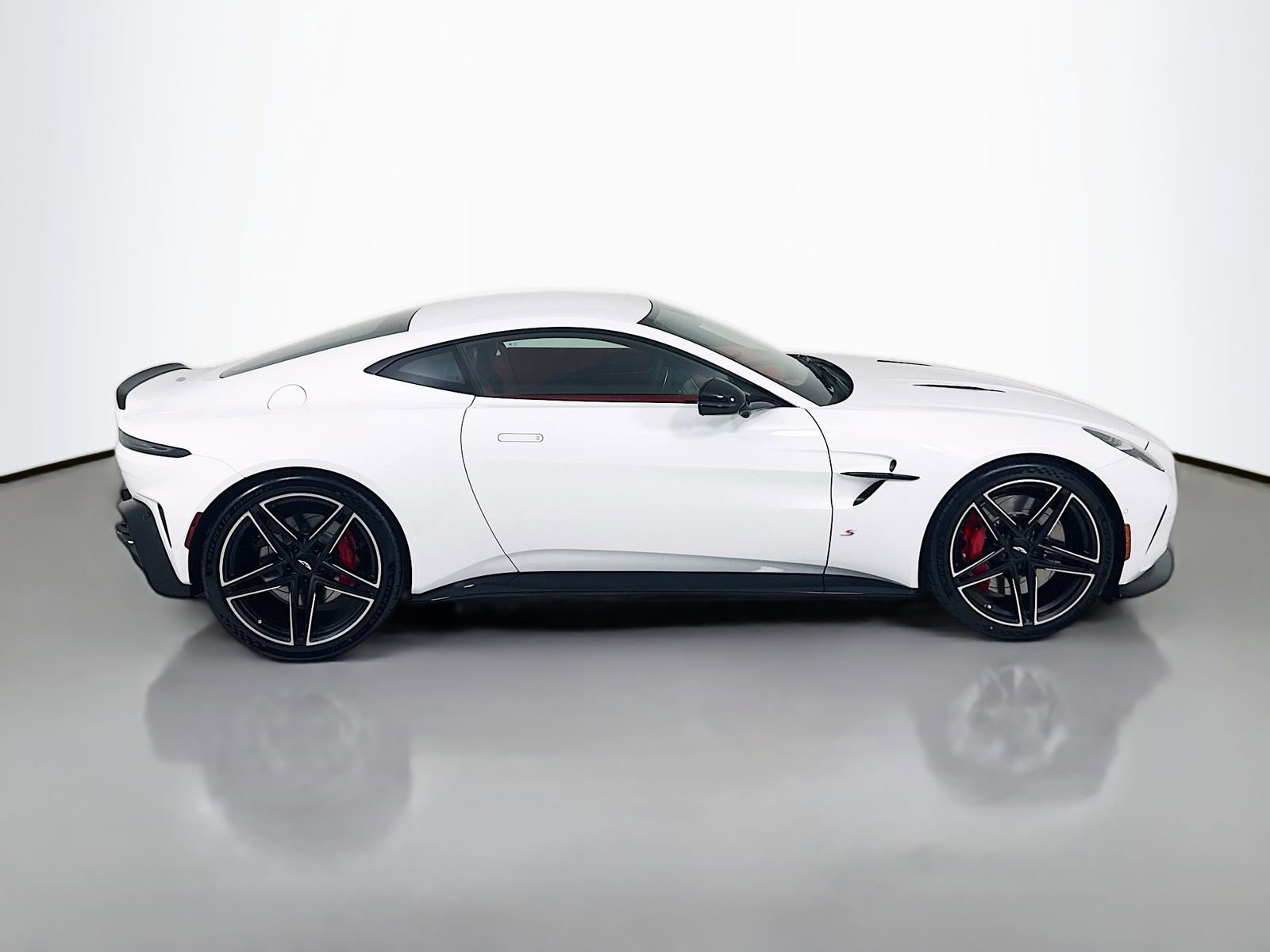 Used 2026 Aston Martin V8 Vantage S RWD image 8