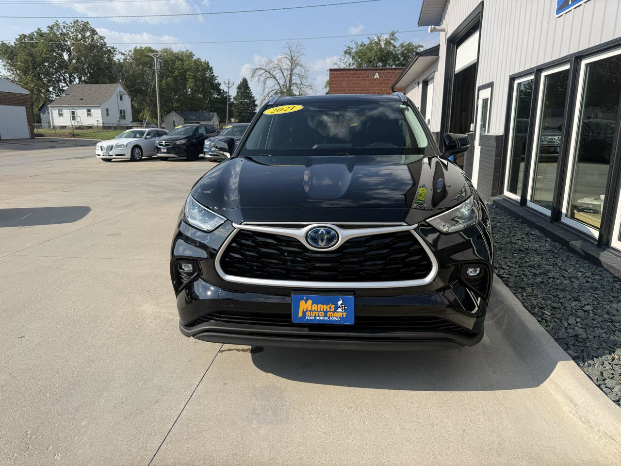 Used 2021 Toyota Highlander XLE AWD/4WD image 2