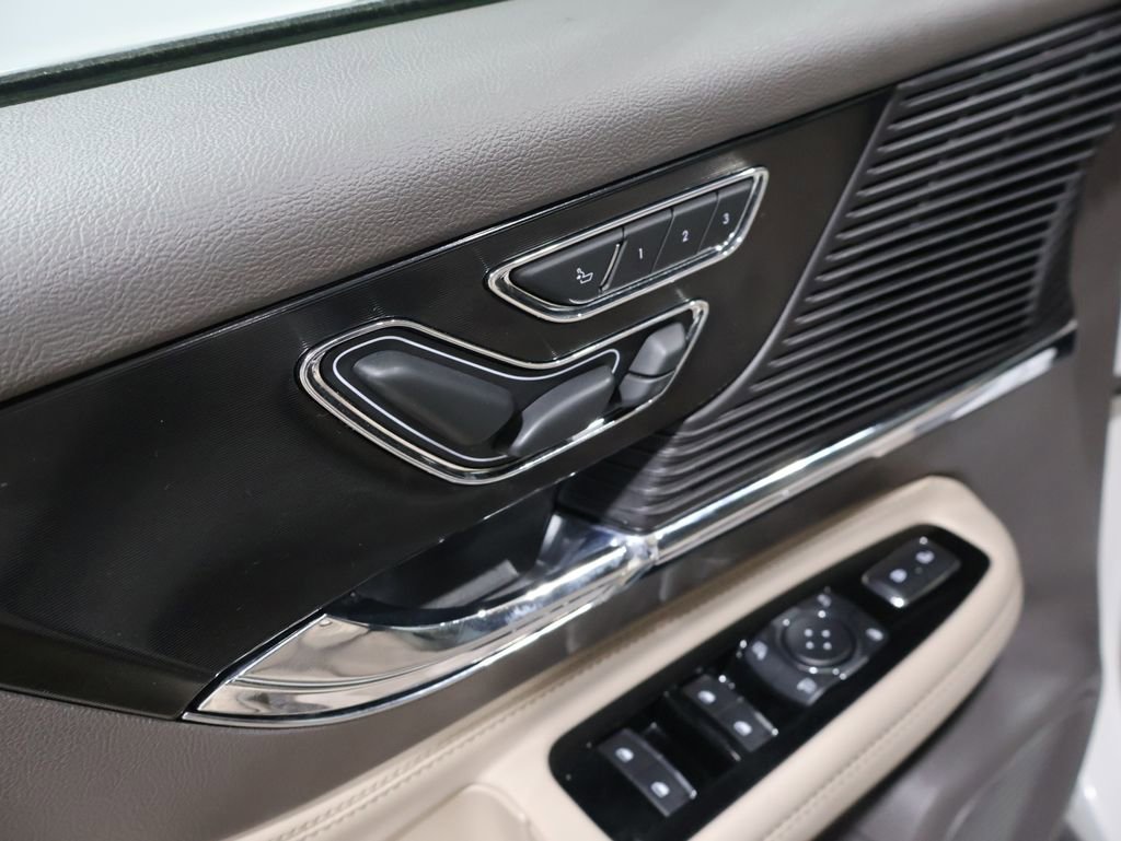 Used 2022 Lincoln Corsair Reserve w/ Equipment Group 201A image 16