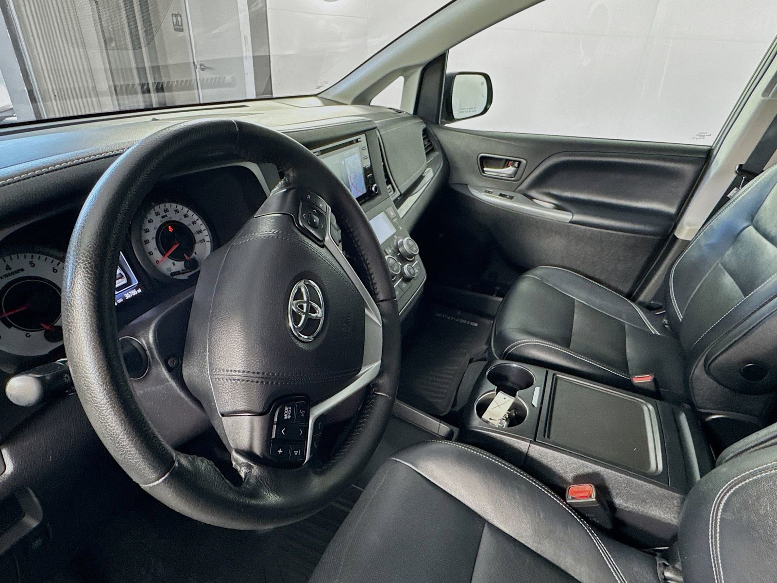 Used 2020 Toyota Sienna SE w/ SE Preferred Package FWD image 8
