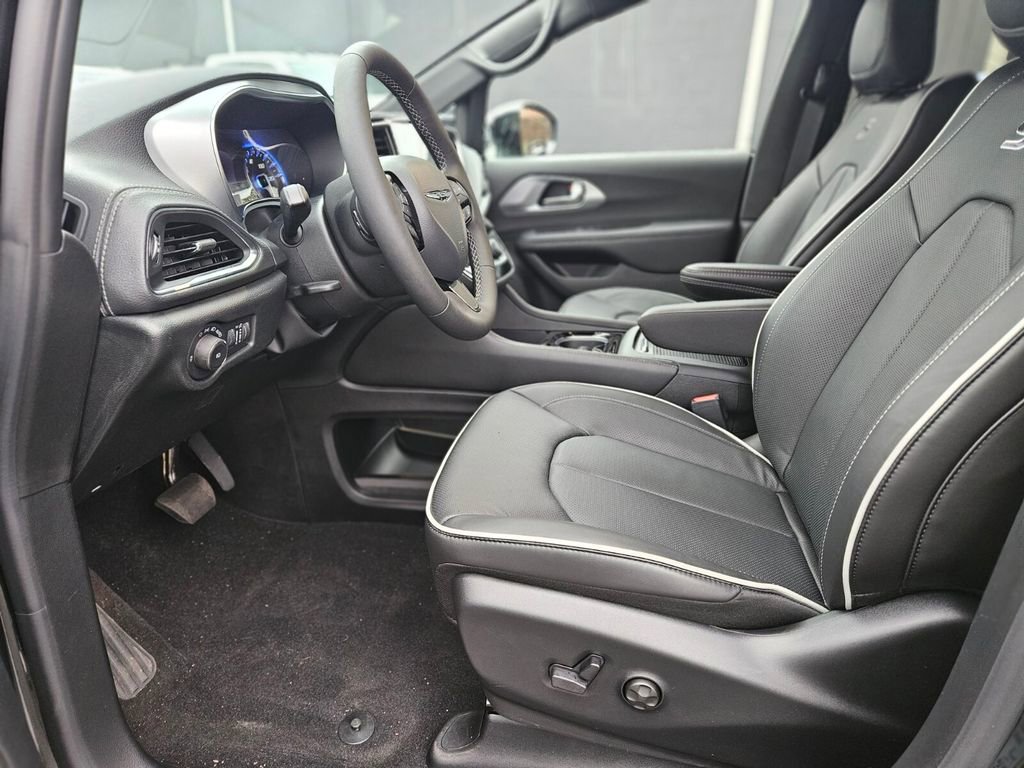 New 2026 Chrysler Pacifica Limited w/ S Appearance Package image 17