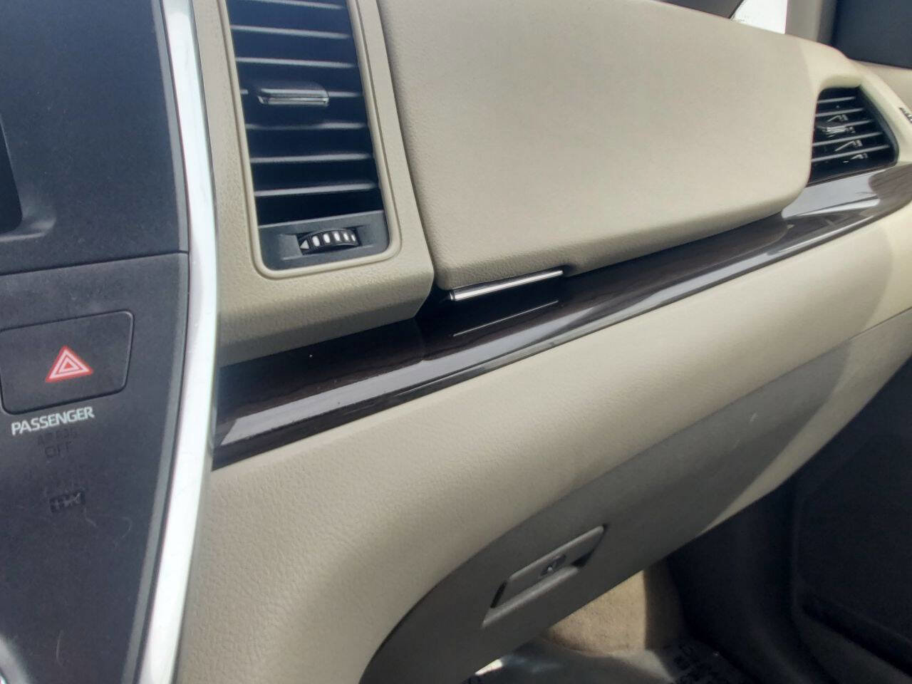 Used 2018 Toyota Sienna XLE Premium w/ Carpet Mat Package image 18