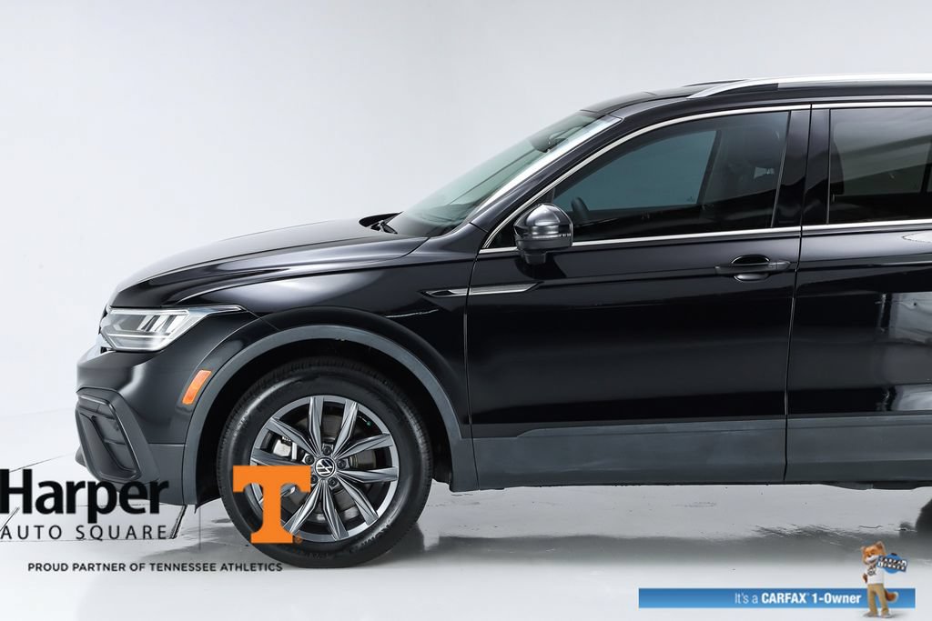 Used 2023 Volkswagen Tiguan SE w/ Panoramic Sunroof Package FWD image 3