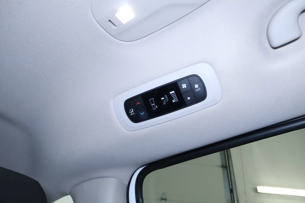 Used 2023 Chrysler Voyager LX image 15