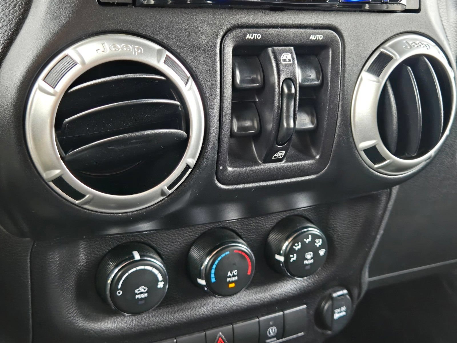 Used 2018 Jeep Wrangler Unlimited Sahara AWD/4WD image 21