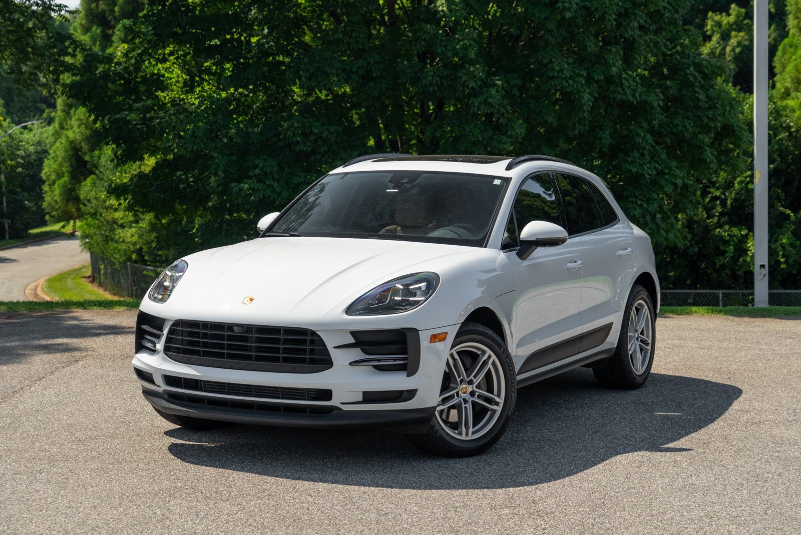 Certified 2021 Porsche Macan AWD/4WD image 1