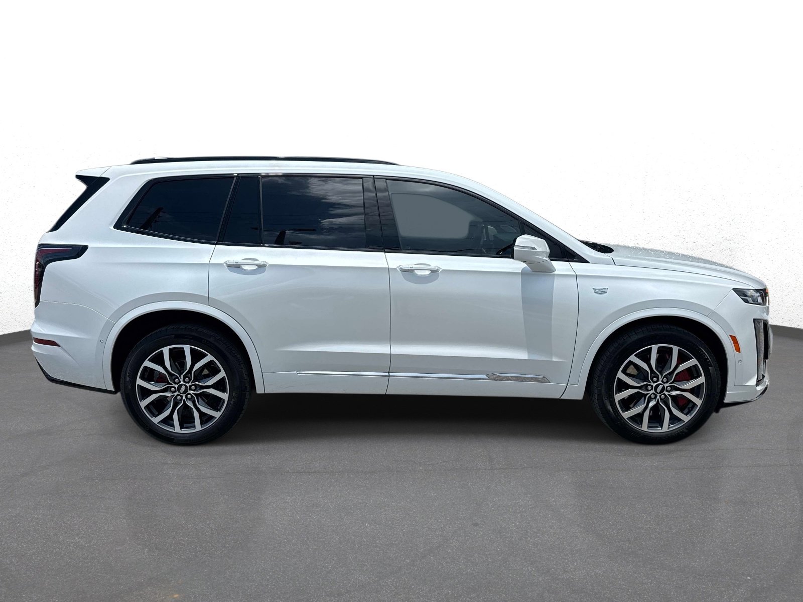 Used 2023 Cadillac XT6 Sport w/ Technology Package AWD/4WD image 2