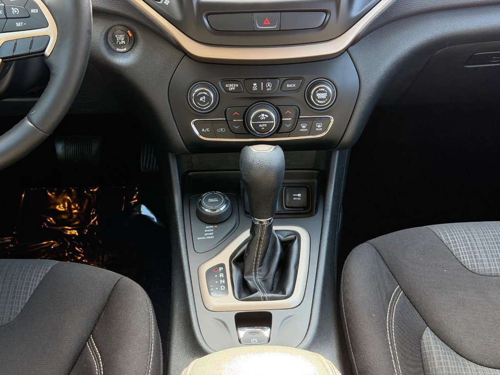 Used 2016 Jeep Cherokee Latitude w/ Comfort/Convenience Group AWD/4WD image 14
