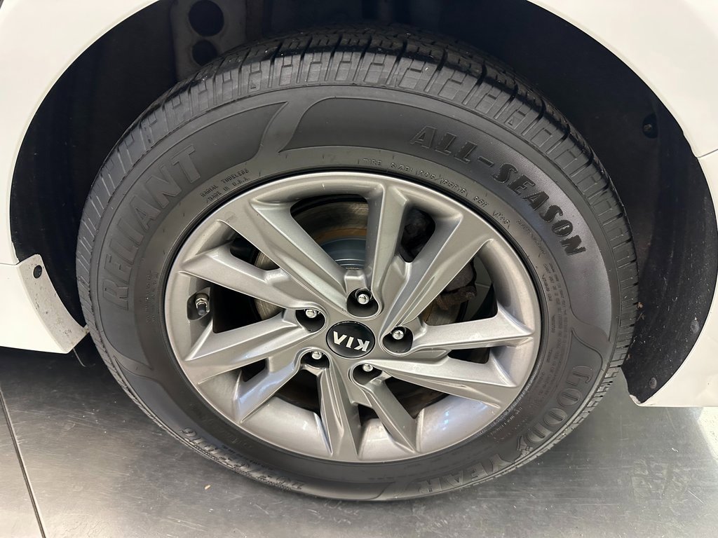 Used 2020 Kia Optima LX image 29