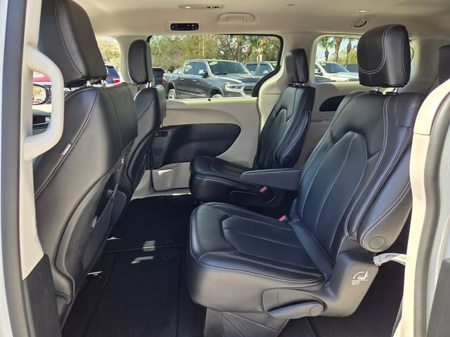Certified 2023 Chrysler Pacifica Touring-L image 14