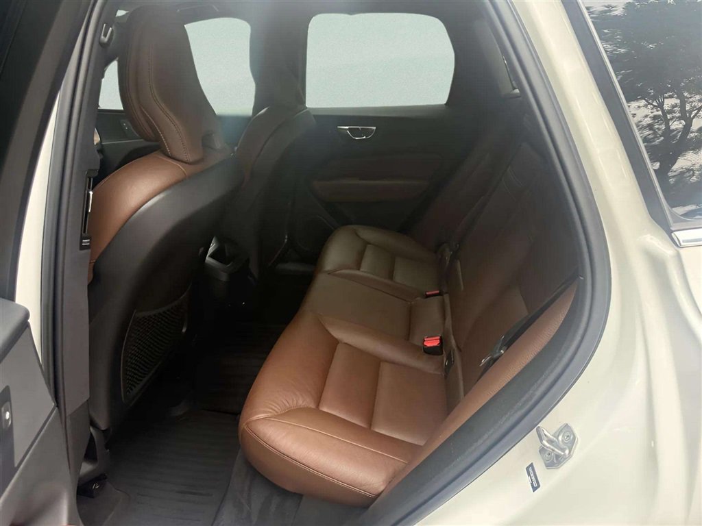 Used 2021 Volvo XC60 T5 Momentum w/ Premium Package AWD/4WD image 13