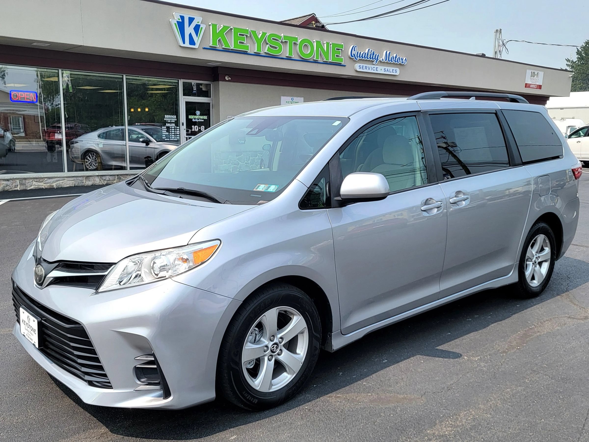 Used 2018 Toyota Sienna LE w/ Carpet Mat Package