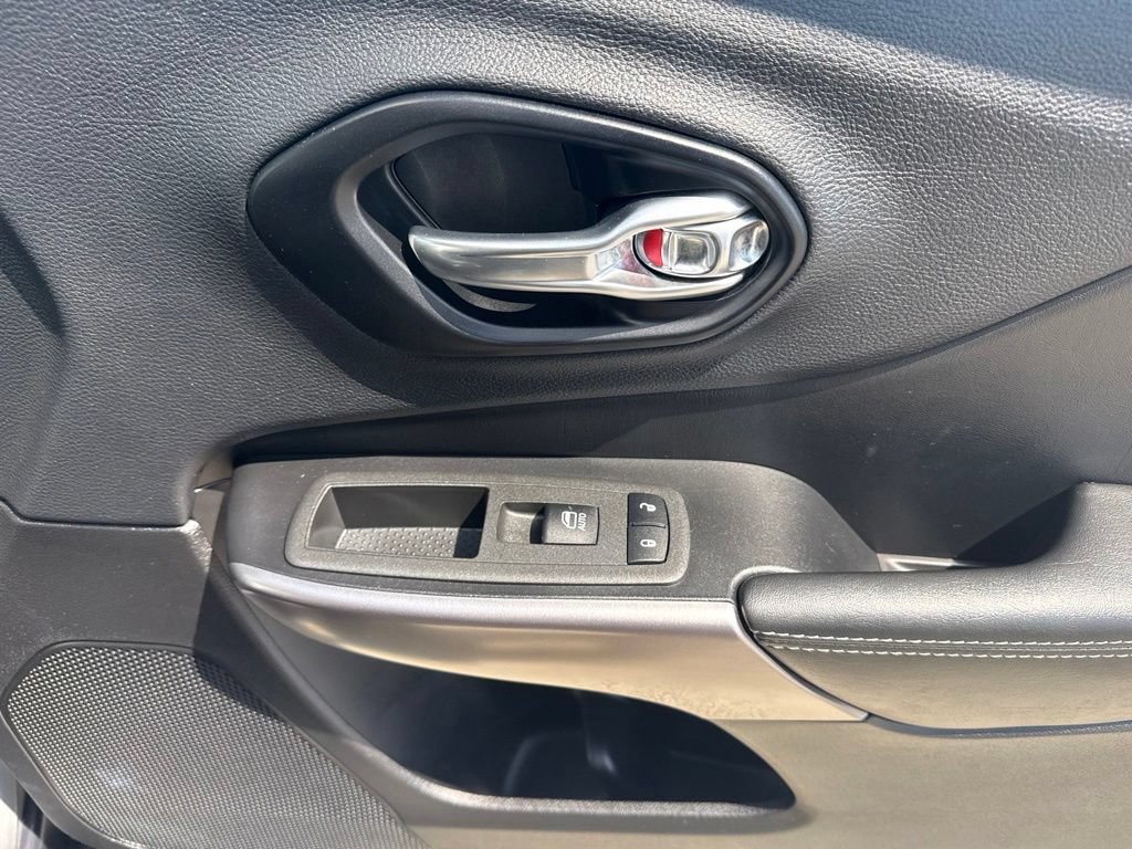 Used 2022 Jeep Cherokee Latitude Lux w/ Sun & Sound Group FWD image 31