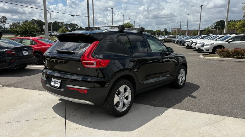 Used 2022 Volvo XC40 T4 Momentum FWD image 5