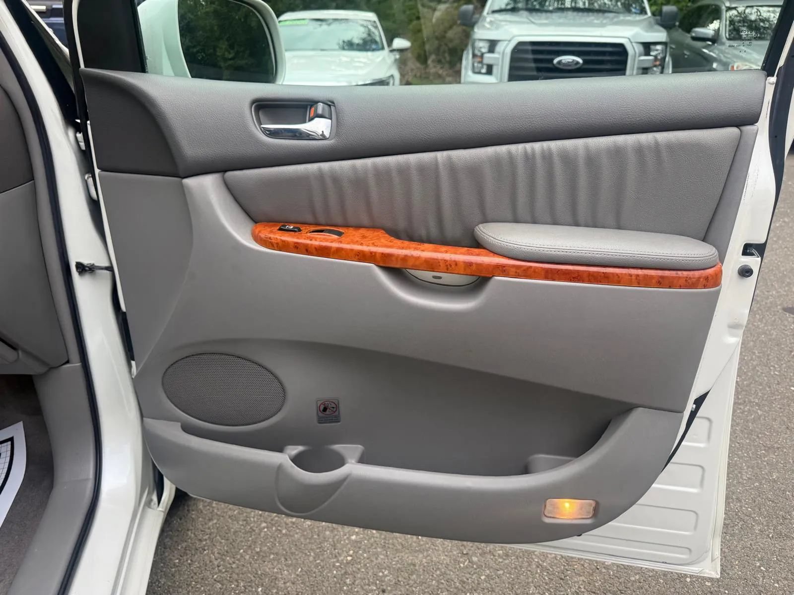 Used 2009 Toyota Sienna XLE FWD image 17