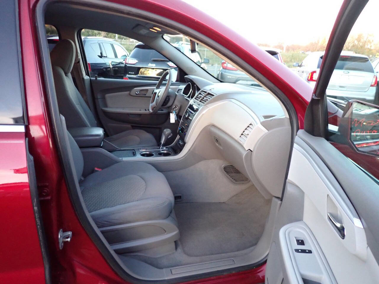 Used 2010 Chevrolet Traverse LT image 8