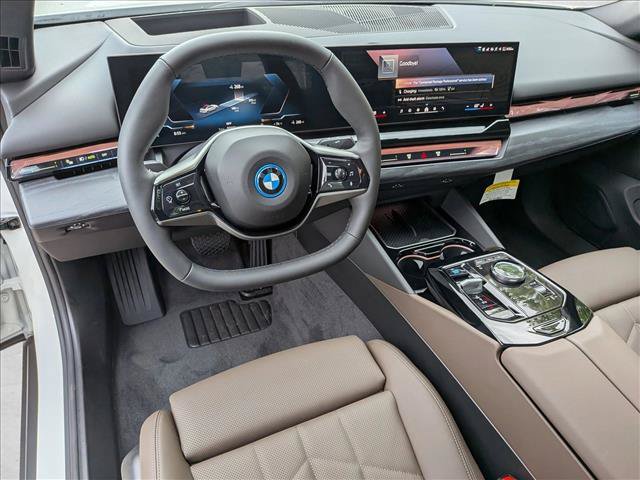 Used 2026 BMW i5 eDrive40 w/ Premium Package RWD image 3