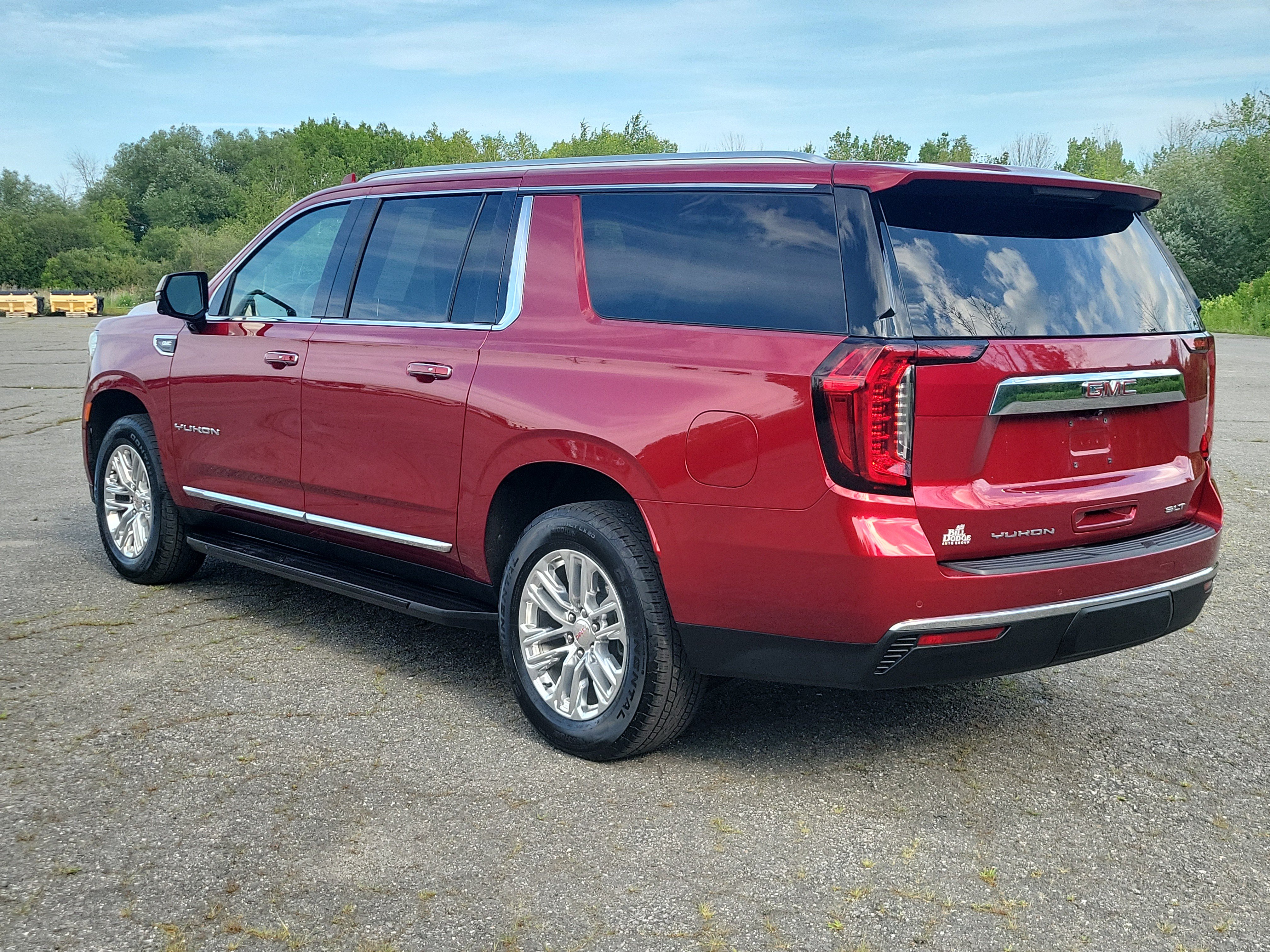 Used 2024 GMC Yukon XL SLT w/ SLT Luxury Package AWD/4WD image 7