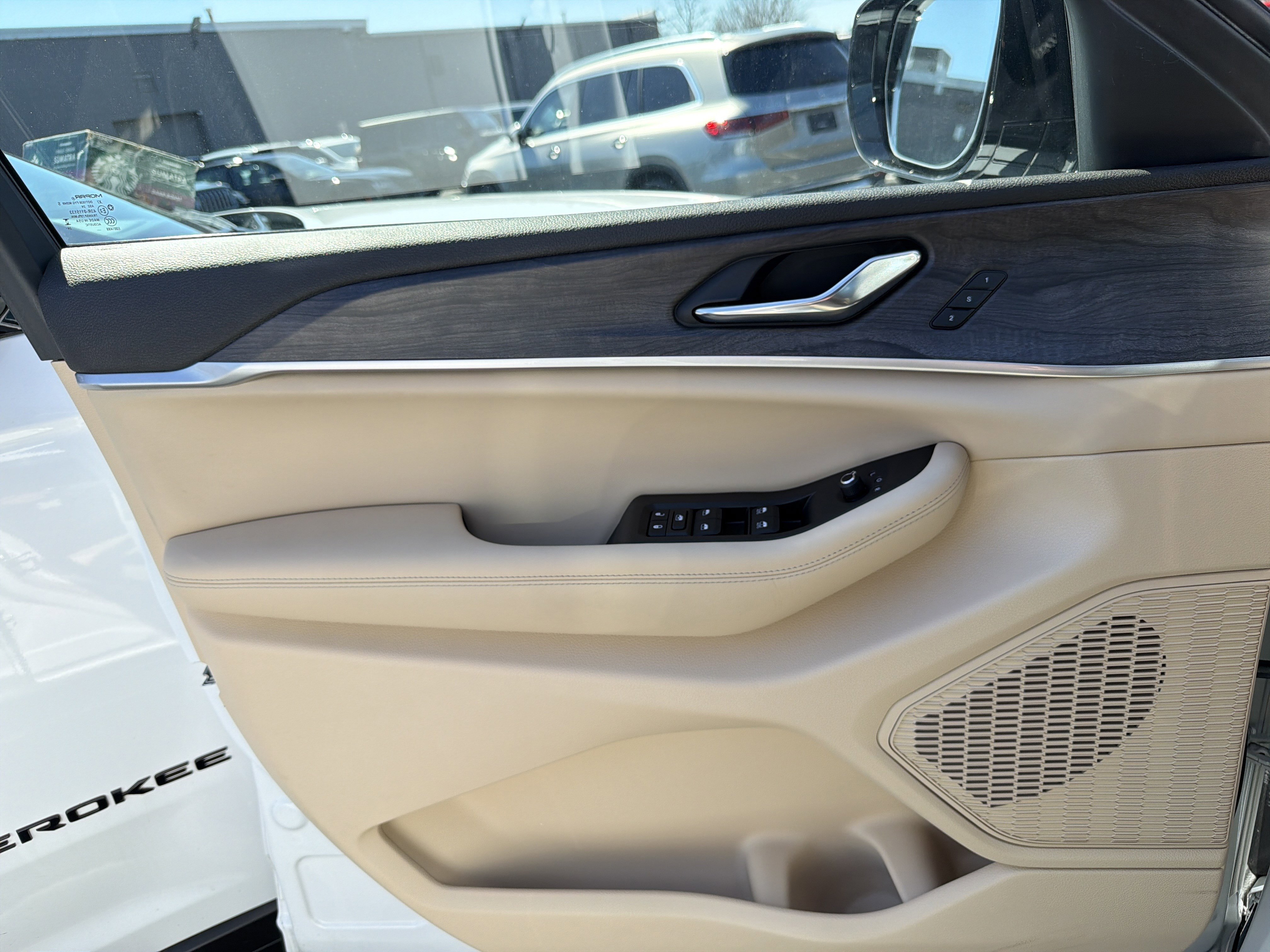 Certified 2025 Jeep Grand Cherokee L Limited w/ Luxury Tech Group II image 32