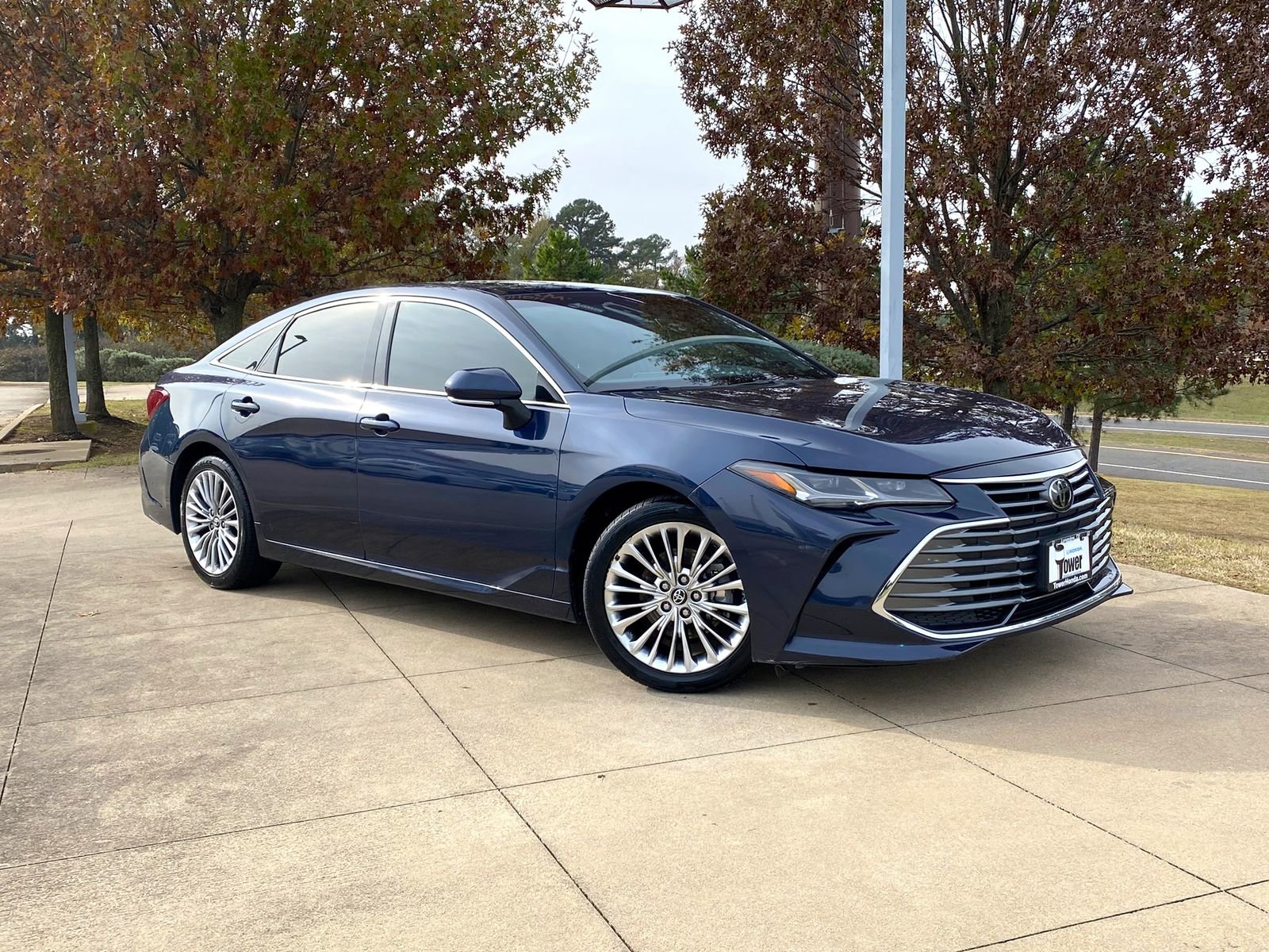 Used 2019 Toyota Avalon Limited image 1