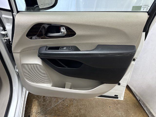 Used 2023 Chrysler Pacifica Limited FWD image 29