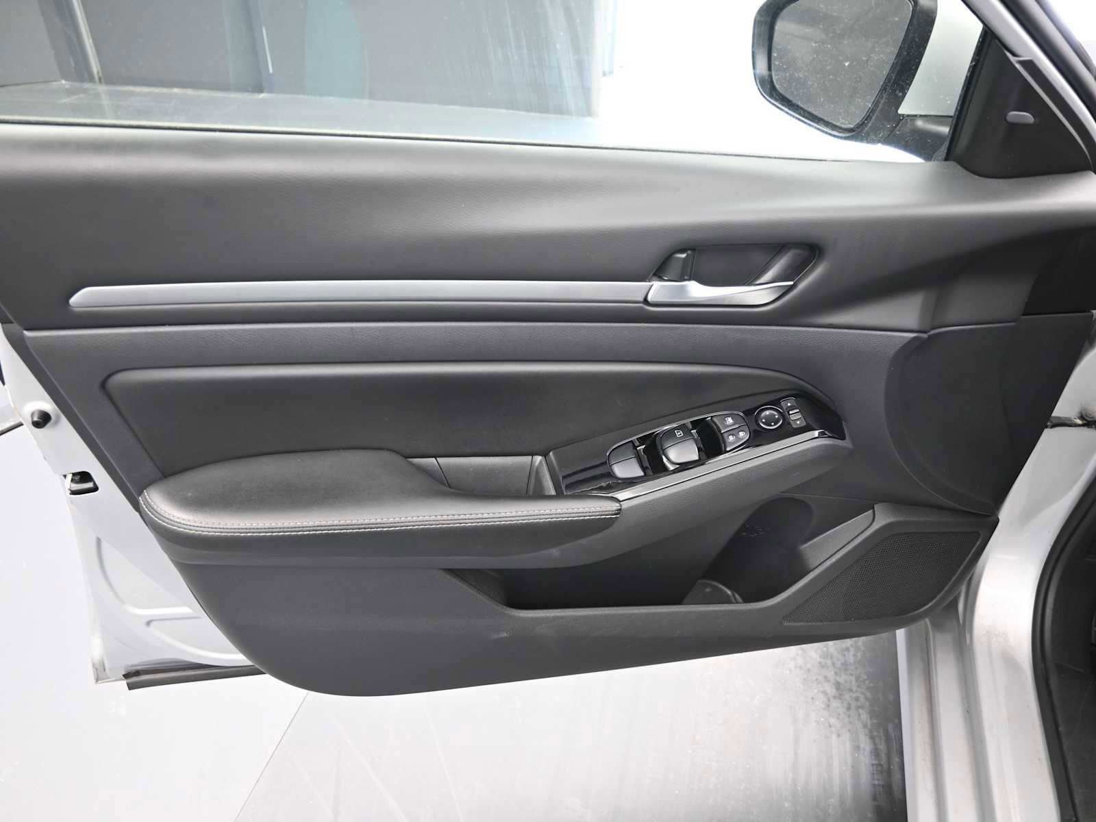 Used 2023 Nissan Altima 2.5 SV image 12