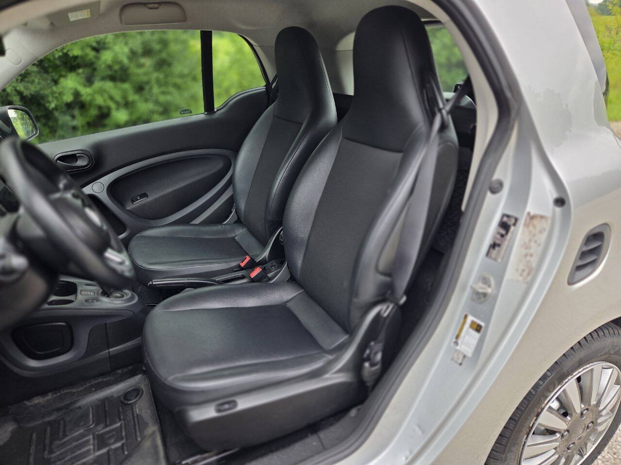 Used 2016 smart fortwo passion RWD image 13