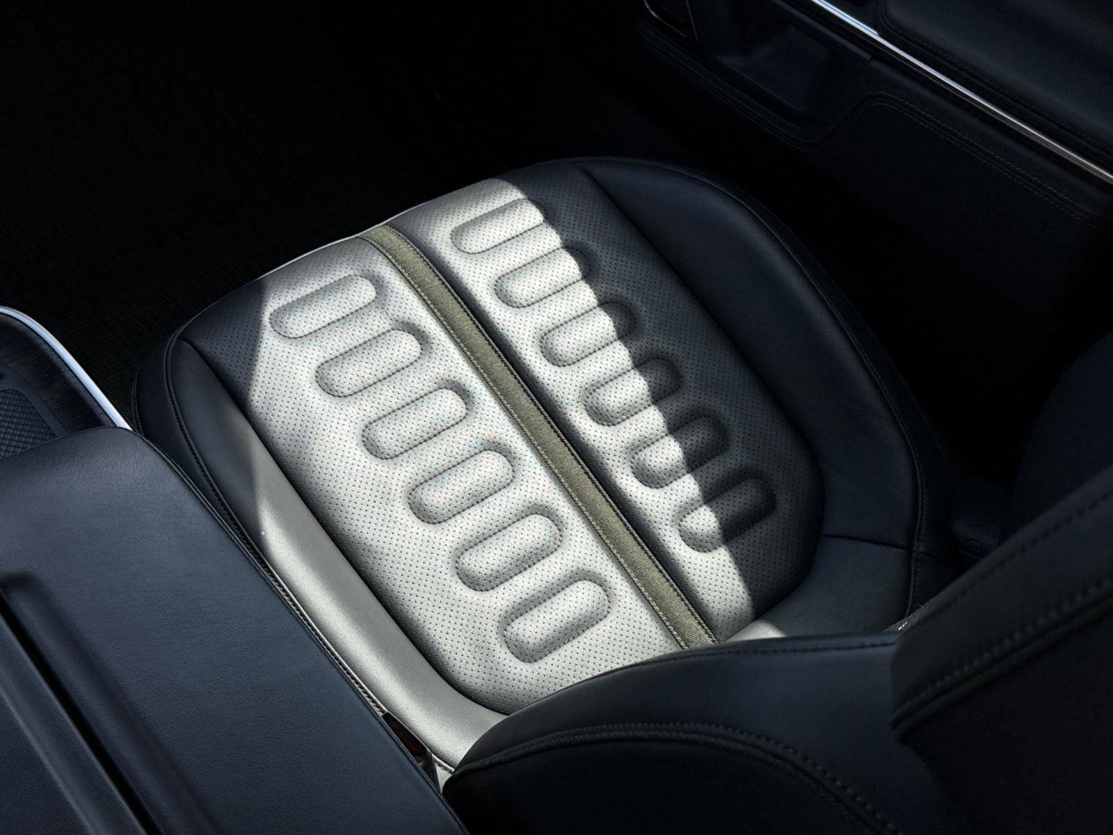 Used 2022 Rivian R1T Adventure image 45