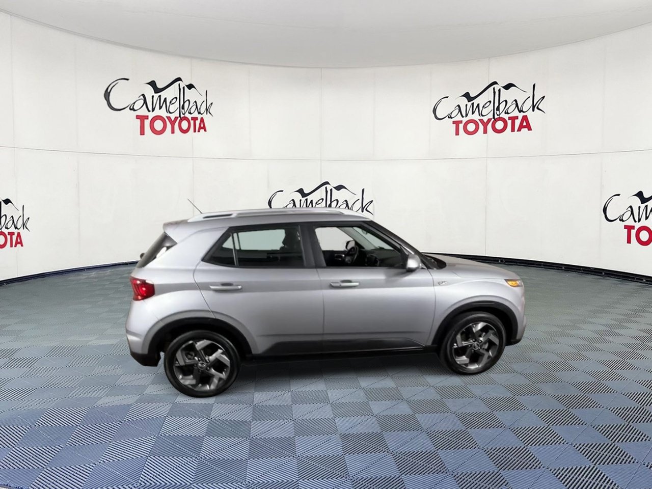 Used 2025 Hyundai Venue SEL FWD image 3