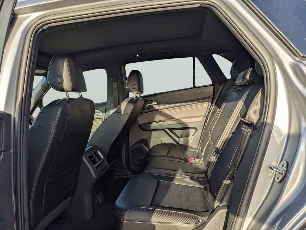 Used 2022 Volkswagen Atlas Cross Sport SE w/ Panoramic Sunroof Package FWD image 17