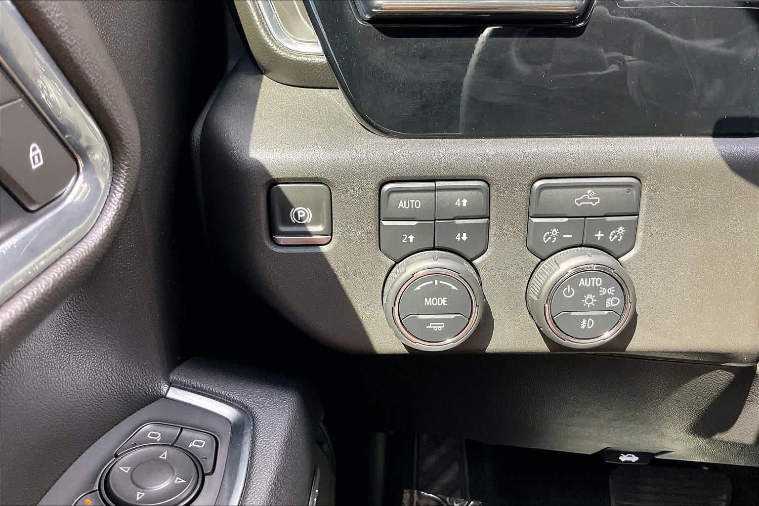 Used 2025 Chevrolet Silverado 1500 LT Trail Boss w/ Convenience Package II AWD/4WD image 32