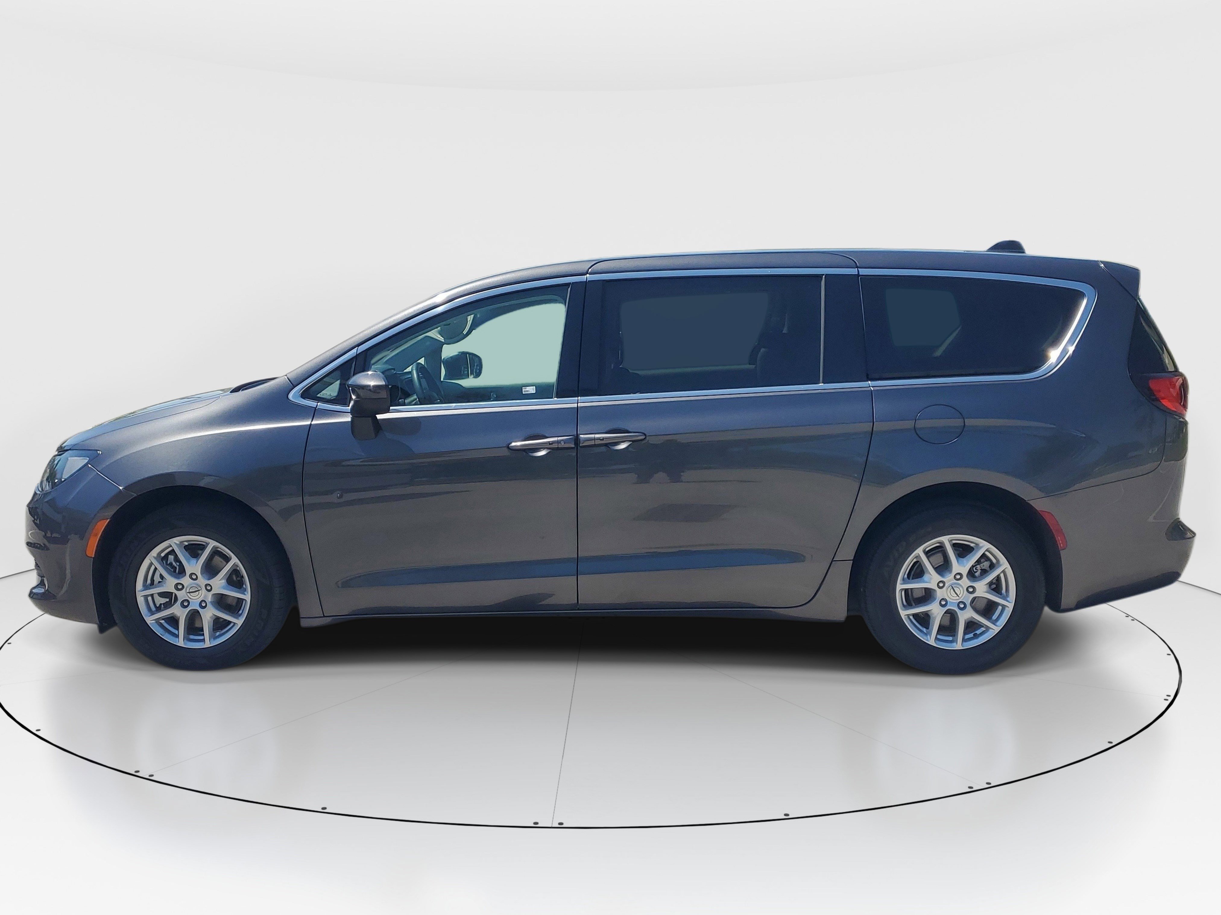 Used 2022 Chrysler Voyager LX image 6