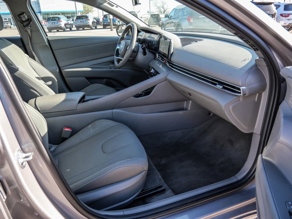 Used 2025 Hyundai Elantra SEL image 14