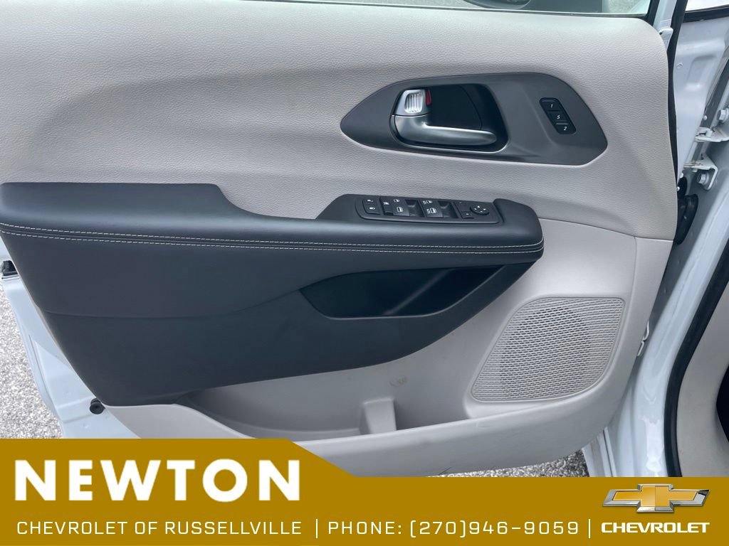 Used 2023 Chrysler Pacifica Touring-L FWD image 7