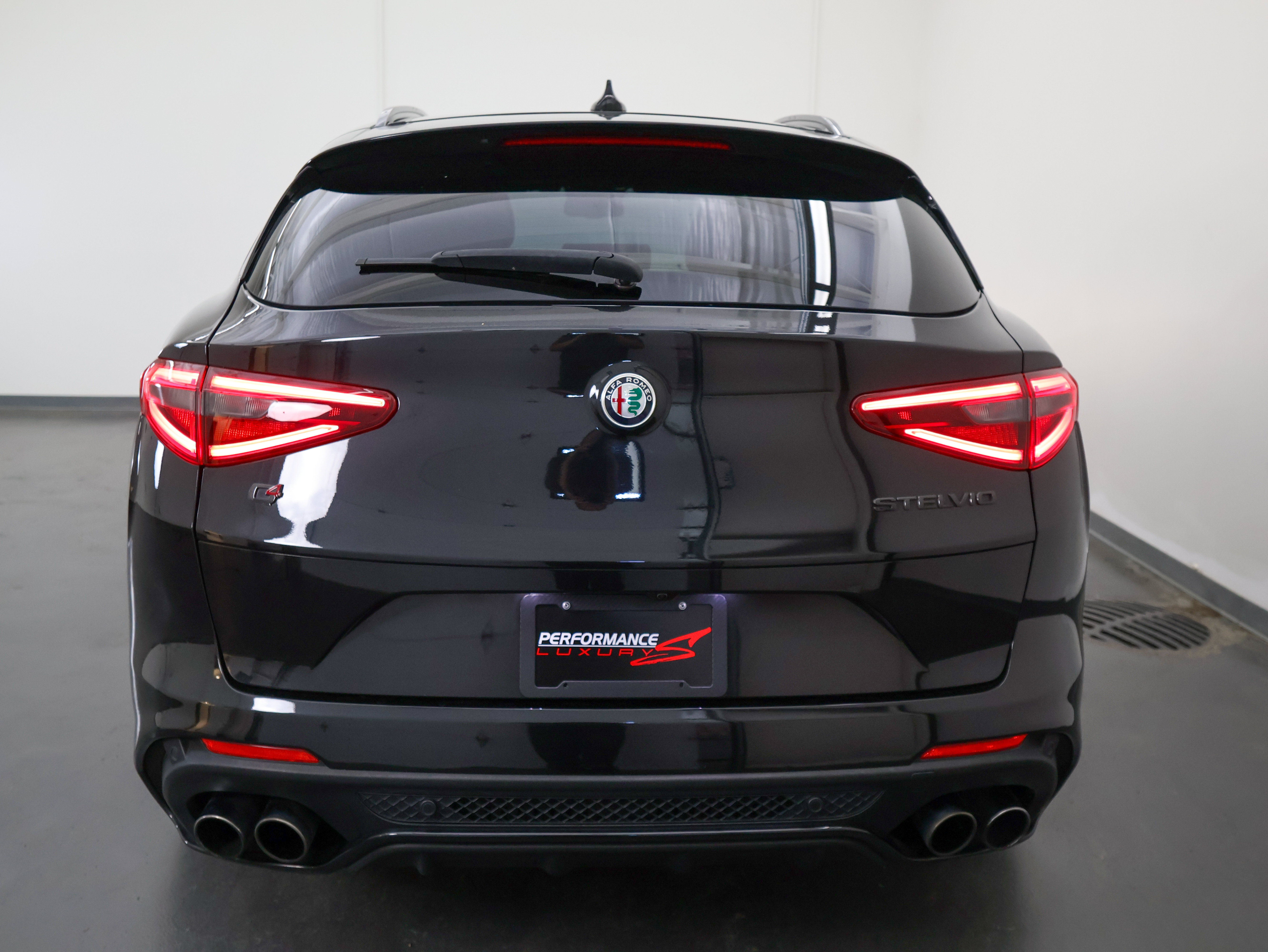 Used 2022 Alfa Romeo Stelvio Quadrifoglio w/ Active Assist Plus Package AWD/4WD image 4
