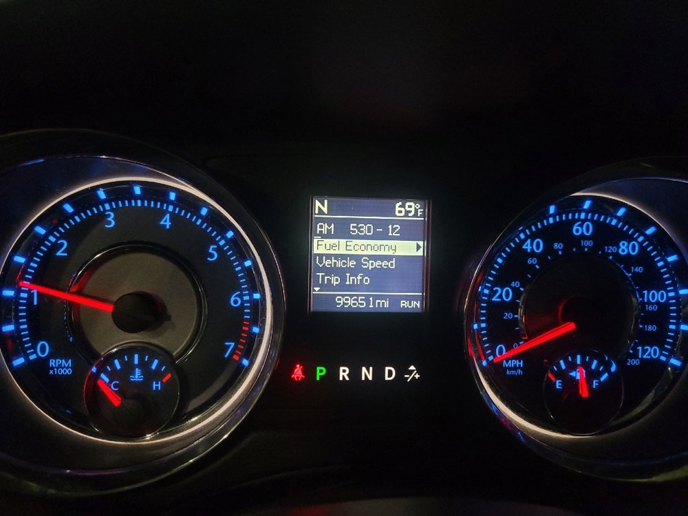 Used 2015 Chrysler Town & Country Touring image 23